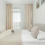 Blue And Beige In With Seasonal Pool, Parking And Balcony By Renters *