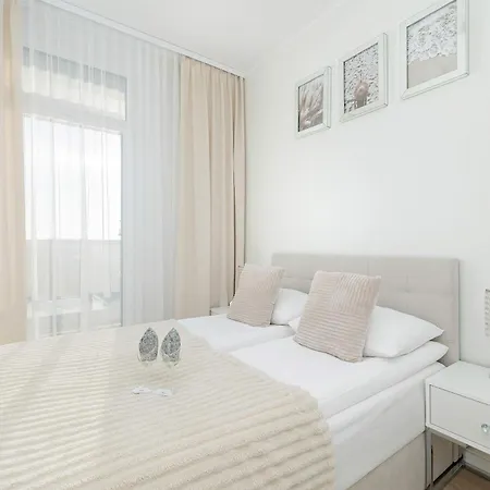 Blue And Beige In With Seasonal Pool, Parking And Balcony By Renters Appartement
