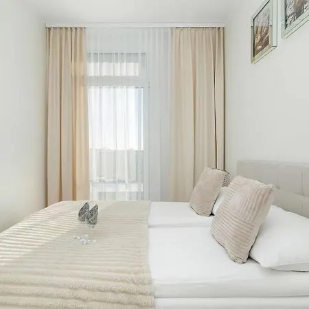 Blue And Beige In With Seasonal Pool, Parking And Balcony By Renters *