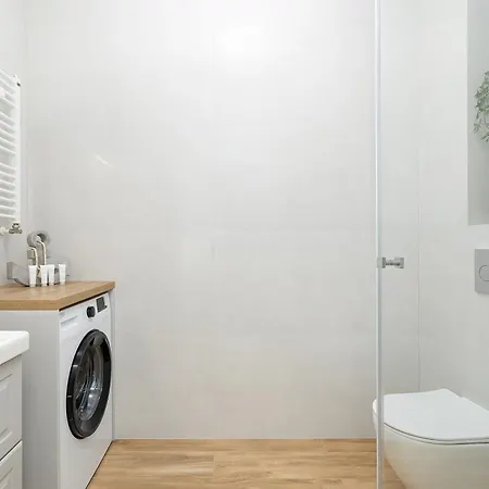 Blue And Beige In With Seasonal Pool, Parking And Balcony By Renters