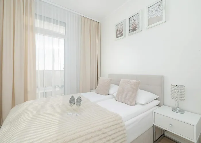 Blue And Beige In With Seasonal Pool, Parking And Balcony By Renters Apartamento