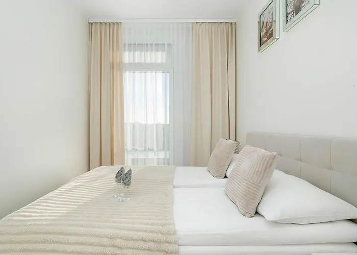 Blue And Beige In With Seasonal Pool, Parking And Balcony By Renters *