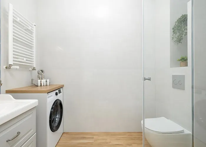 Blue And Beige In With Seasonal Pool, Parking And Balcony By Renters